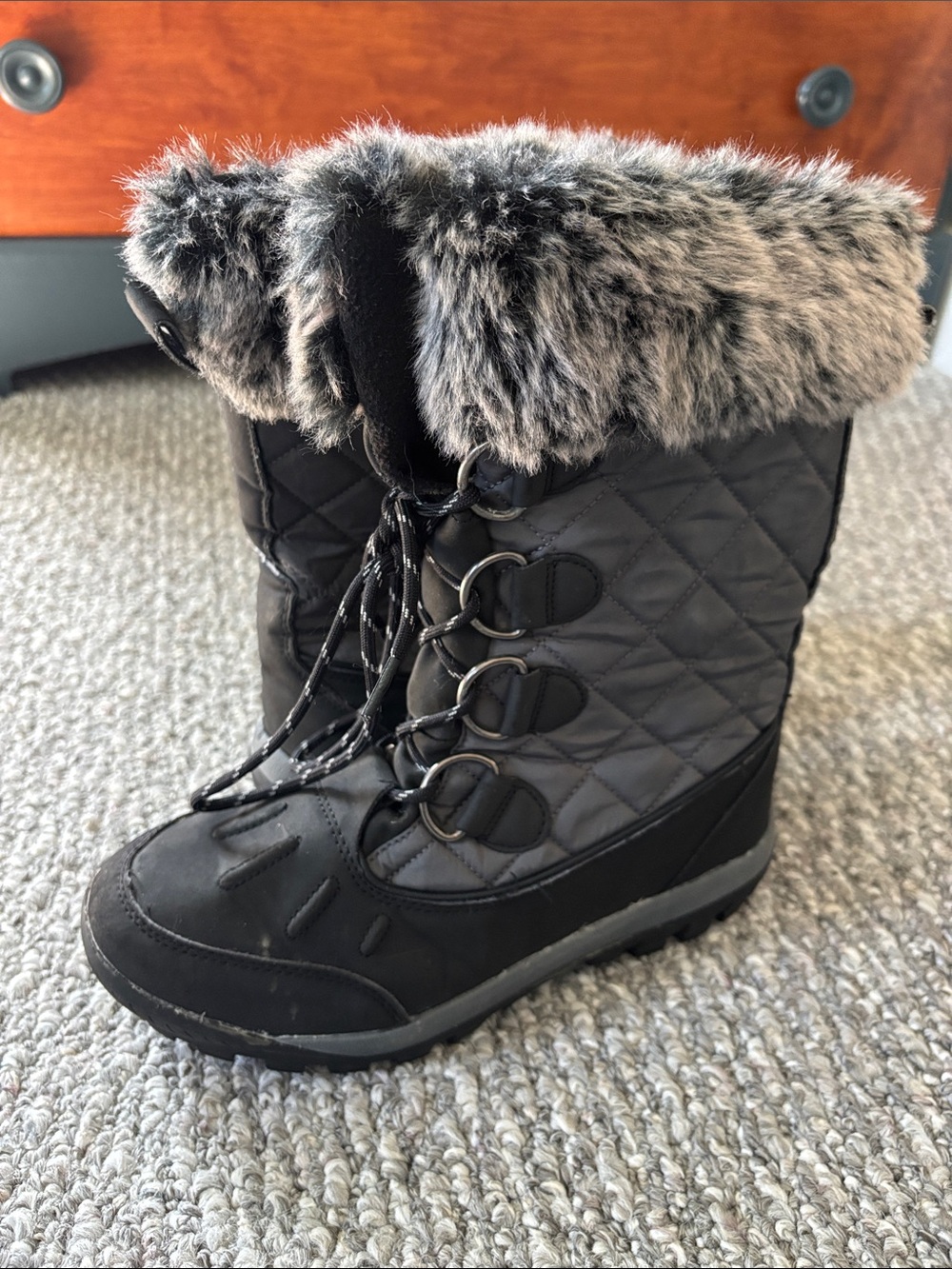 BearPaw Women's Black Quilted Boot Interior with Label